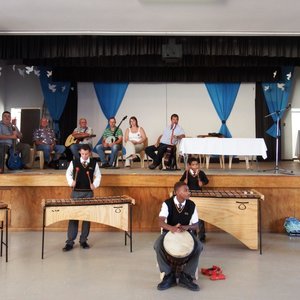 Voor is die Sharimbaâ€™s, Gansbaai Academia se Marimba Orkes, met voor Sebastian Johnson en agter vlnr Simorne Europa, Izaan Newman, Jaygon Visagie en Marveneen Pieters. Agter is die gewilde Rummy Cup Orkes,  met  vlnr  Chris Meyer,  Stompie Heyns,  Karel Meyer, Flippie Groenewald, Rialet Groenewald en Bertie le Roux